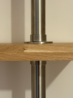 D&eacute;tail du tube inox et &eacute;tag&egrave;re en ch&ecirc;ne